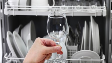 ظروفی که نباید در ماشین ظرفشویی گذاشت, چه ظروفی را در ماشین ظرفشویی قرار ندهیم,ظروفی که ورودشان به ماشین ظرفشویی ممنوع است