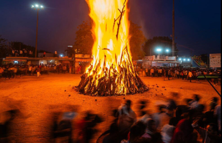 عکسهای جالب,عکسهای جذاب,برافروختن آتش بزرگ برای سوزاندان شر و بدی در مراسم آیینی هندوها در در گجرات و احمدآباد هند