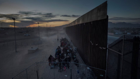عکسهای جالب,عکسهای جذاب,پناهجویان پشت دیوارهای مرزی در مرز ال پاسو در ایالت تگزاس آمریکا