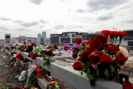 عکسهای جالب,عکسهای جذاب,دسته گل های گذاشته شده به یاد قربانیان در کنار تالار محل حمله تروریستی اخیر در مسکو