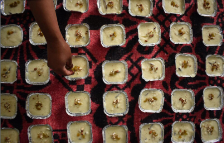 عکسهای جالب,عکسهای جذاب,آماده کردن وعده افطاری در مسجدی در کشمیر 