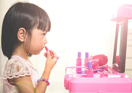 آرایش کودکان,علت علاقه کودکان به لوازم آرایش,نحوه برخورد والدین با آرایش کودکان