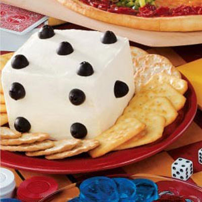 ﻿ خوراک پنیر به شکل تاس با بیسکوییت 