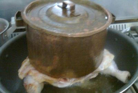 افزودن مواد به مرغ سوخاری,قرار دادن قالمه بر روی مرغ