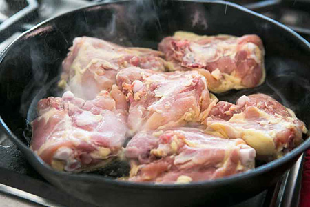 ران مرغ سوخاری با سس قارچ و پیاز,مرغ سوخاری با سس قارچ