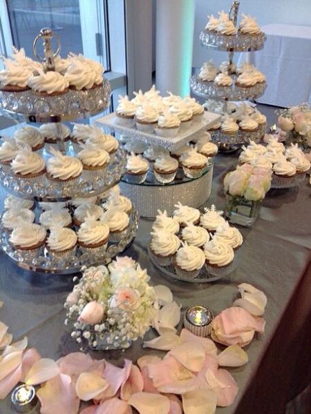 تنوع شیرینی‌ها با کیک‌ها و دسرهای متنوع در میز عقد