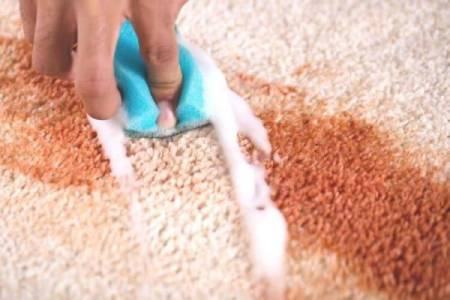 روش‌های پاک کردن لکه‌های ضد آفتاب از روی فرش 
