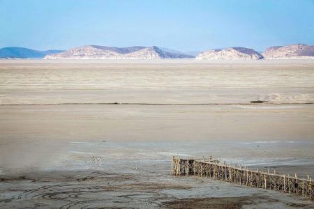 مالچ پاشی در بستر دریاچه ارومیه،اخبار اجتماعی،خبرهای اجتماعی