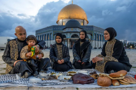 عکسهای جالب,عکسهای جذاب,افطار یک خانواده فلسطینی در کنار مسجد الاقصی