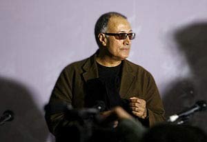 عباس كیارستمی دكترای افتخاری دانشگاه سوربن پاریس را می گیرد عباس كیارستمی دكترای افتخاری دانشگاه سوربن پاریس را می گیرد
