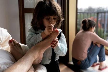 لاک زدن انگشتان پای یک پدر از سوی دختر در قرنطینه خانگی در شهر عکسهای جالب,عکسهای جذاب,لاک زدن