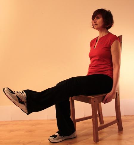 اکستنشن زانو نشسته تمرینی برای تقویت زانوی سالمندان