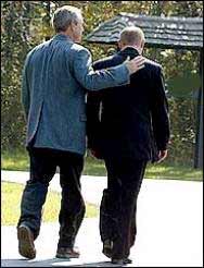 زمانی که بوش و پوتین باهم به این گونه دوستانه قدم می زدند