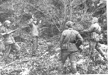 دونظامي آمريكايي به دو سرباز داوطلب چيني در كره تسليم مي شوند