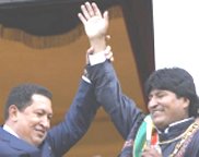 پس از مراسم سوگند، چاوز رئيس جمهور ونزوئلا که او نيز نيمه سرخپوست است دست مورالس را بلند کرده است