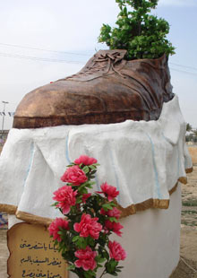  تندیس کفش الزیدی در میدانی در شهر تکریت عراق 