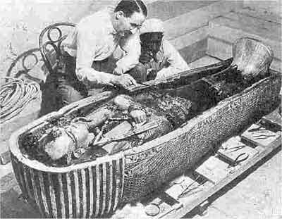 باز گشودن تابوت فرعون « توتانخامن» 33 قرن پس از مرگ او 