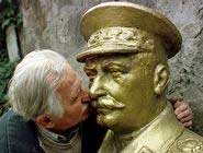 اي عكس كه پنجم مارس 2003 برداشته شده است يك گرجي را در شهر تفليس در اثناي بوسه زدن بر مجسمه استالين نشان مي دهد
