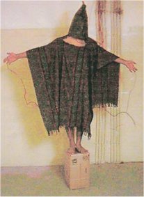 صدام صالح با کلاه بوقي و لباس و سيم برق در ابوغريب