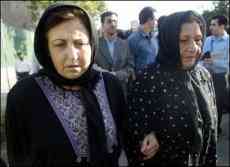 عزت مادر زهرا ( راست) به همراه شيرين عبادي عازم دادگاه