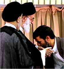 در مراسم تنفيذ، احمدي نژاد دست آيت الله خامنه اي را مي بوسد