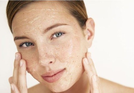 روش صحیح اسکراب پوست هفته ای یک بار پوست تان را بسایید