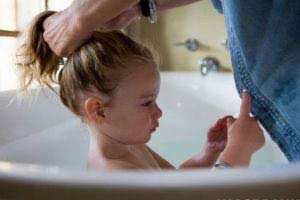 ترس کودکان از حمام کردن را چگونه کاهش دهیم؟ 