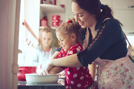 کودکتان را به آشپزی کردن تشویق کنید