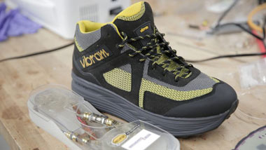 ابداعات جدید,شارژ تلفن همراه با استفاده از انرژی راه رفتن,شارژ گوشی موبایل با کمک کفش