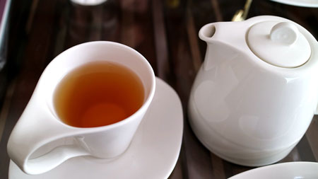 پاک کردن لکه چای از روی لباس, چگونه لکه چای را از روی لباس پاک کنیم, چگونه لکه چای را از لباسم پاک کنم