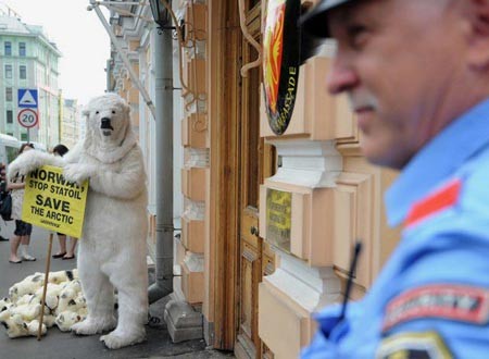 اجتماع طرفداران محیط زیست در مقابل دفتر شرکت نفتی استات اویل در مسکو در اعتراض به اکتشافات نفتی این شرکت در قطب
