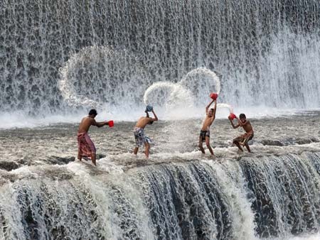  بازی نوجوانان در کناره آبشار یک رود در بالی اندونزی