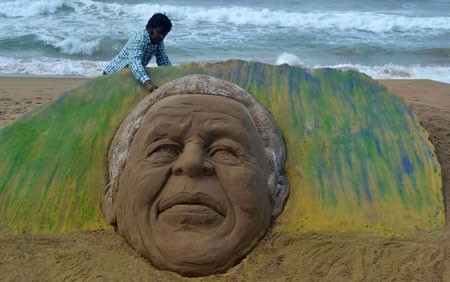  ساخت مجسمه شنی نلسون ماندلا در ساحل پوری هند