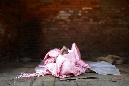 استراحت یک نوجوان بی خانمان در گوشه ای از خیابان- لالیتپور، نپال