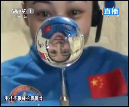 تصویری از نخستین فضانورد زن چینی در ماموریت فضایی