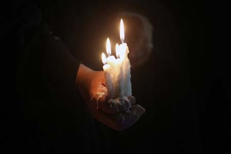 روشن کردن شمع در حرم حضرت عباس در کربلا عراق