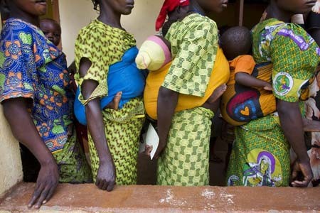 صف مادران در یک کلینیک بهداشتی در جمهوری آفریقای مرکزی