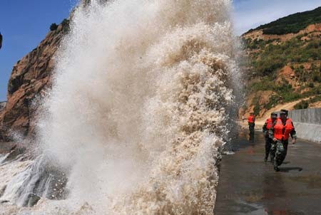 امواج بلند آب دریا در استان جیانگ چین