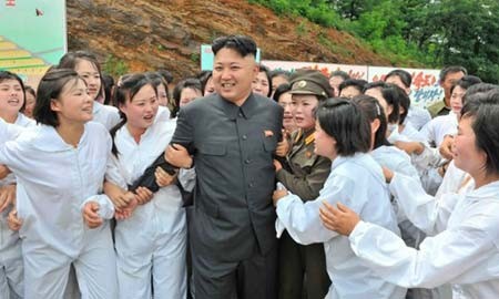 بازدید کیم جونگ اون رهبر کره شمالی از کارخانه تولید قارچ خوراکی ارتش