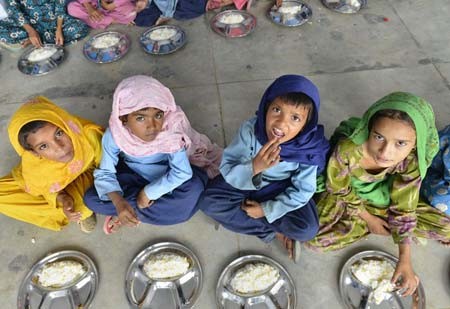 توزیع ناهار در مدرسه ای ابتدایی در هند