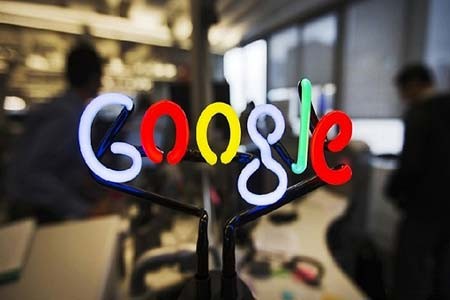 نشان گوگل در دفتر مرکزی این شرکت- کالیفرنیا، آمریکا