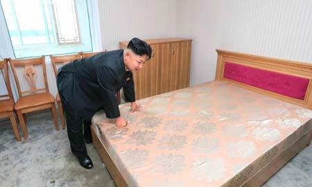 کیم جونگ اون رهبر کره شمالی در حال بازدید از آپارتمان های مبله ساخته شده برای دانشمندان کره ای 