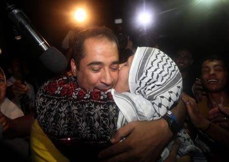 زندانیان فلسطینی آزاد شده از زندان اسراییل در آغوش مادر و بستگان (غزه و رام الله)