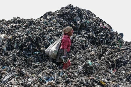 زن زباله جمع کن در نایروبی کنیا