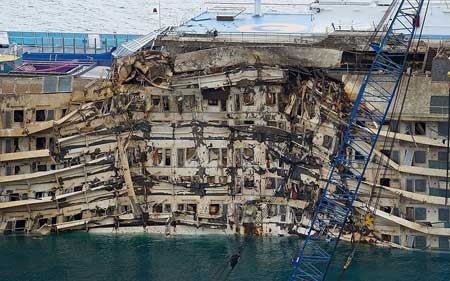 بخش ویران شده کشتی تفریحی کونکوردیا بعد از چرخاندن ان از زیر آب