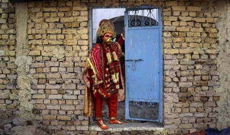 لباس پوشیدن مرد هندي براي شرکت در جشنواره Navratri در آمریتسار، هند