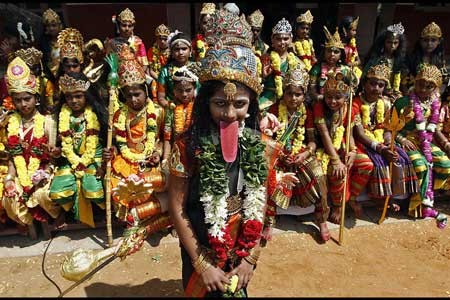 دختران مدرسه در لباس خدایان هندو در شهر جنوبی چنای هند