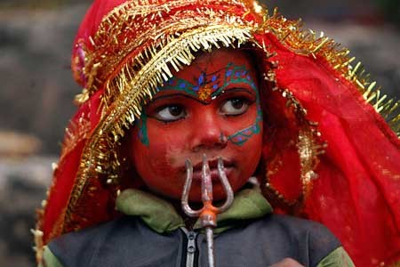 لباس پوشیدن کودک هندی مانند الهه هندو در جامو، هند