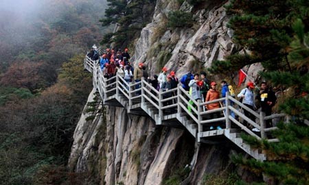 بازدید توریست ها از کوه هوآنگ شان در چین