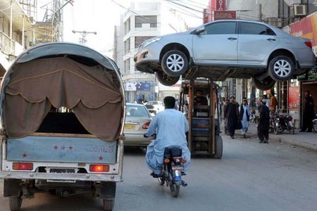 پلیس پاکستان در شهر کویته در حال حمل یک خودروی پارک شده در منطقه ممنوعه
